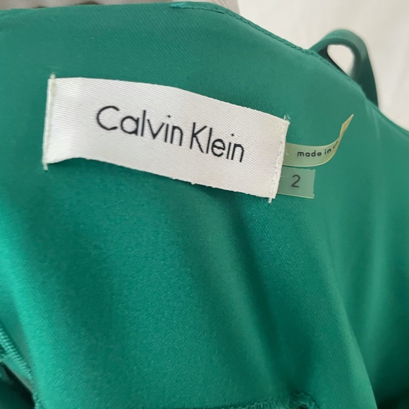 Green satin Calvin Klein dress. Size 2 - Picture 6 of 7